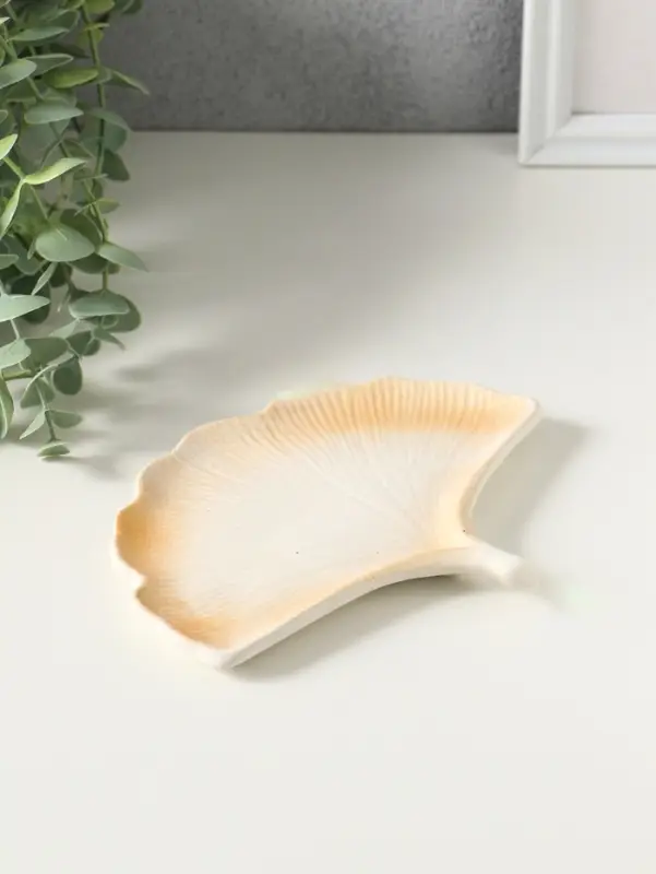 Подставка для мелочей &laquo;Листок&raquo;, 1&times;18&times;11 см, белая с позолотой