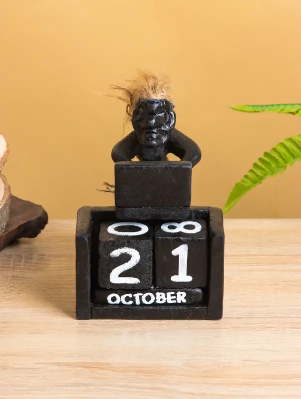 Вечный календарь &laquo;Абориген с компьютером&raquo;, 15&times;11&times;10 см, дерево