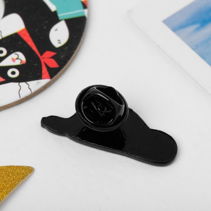 Значок «Ленивец», цвет серо-бежевый в чёрном металле Значок «Ленивец», цвет серо-бежевый в чёрном металле