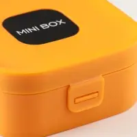 Шкатулка пластик для украшений с зеркалом, с ручкой 3 ячейки, 3 полосы, оранж 9х9х3,8 см