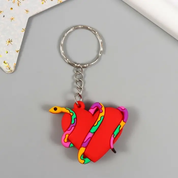 Брелок резина Брелок резина "Пятнистая змея обвивает сердце" 4х3,5 см