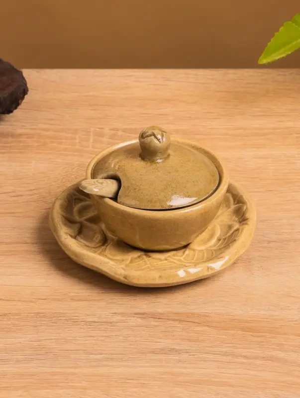 Соусник с крышкой на подставке Соусник с крышкой на подставке "Флора" керамика, цв. бежевый, 11х11х7 см