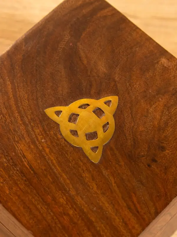 Шкатулка  Шкатулка "Трикветр" 10х10х6 см, дерево шишам