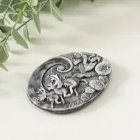 Магнит "Погонщик оленей на фоне северного сияния (барельеф)" 6 см Магнит "Погонщик оленей на фоне северного сияния (барельеф)" 6 см