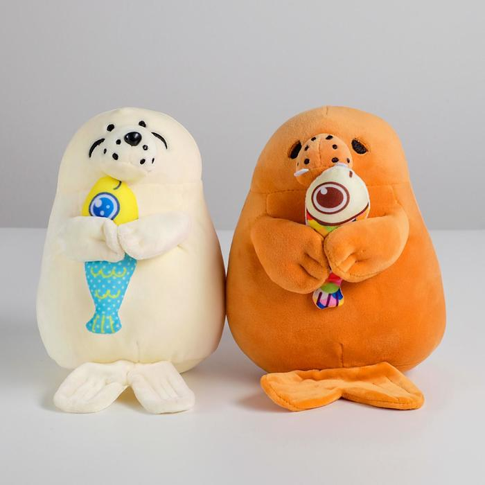 Мягкая игрушка «Нерпа с рыбкой», цвета МИКС