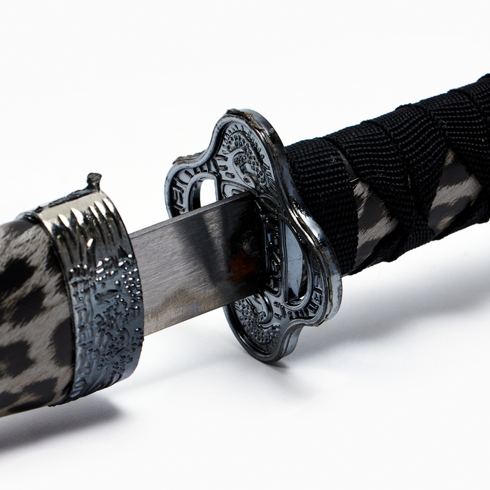 Сувенирное оружие «Катана на подставке», темно серые ножны под леопарда, 89см Сувенирное оружие «Катана на подставке», темно серые ножны под леопарда, 89см