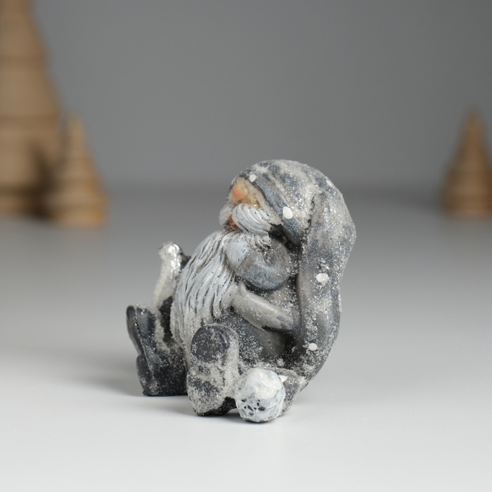 Сувенир полистоун  Сувенир полистоун "Гном в сером длинном колпаке с леденцом/мешком" МИКС 6х4х5,5 см