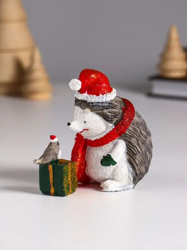 Фигурка полистоун &laquo;Ёжик в красном колпак и шарфе, с подарком и птичкой&raquo;, 8.5&times;5&times;9.5 см