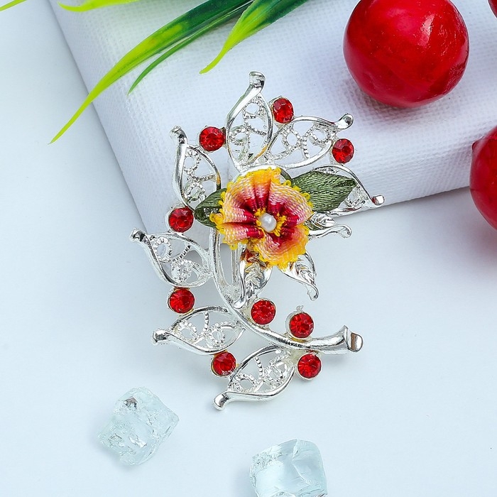 Брошь «Цветы шиповника», цветная в серебре Брошь «Цветы шиповника», цветная в серебре