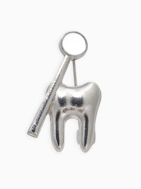Брошь &laquo;Зуб с зеркалом&raquo;, белая в серебре