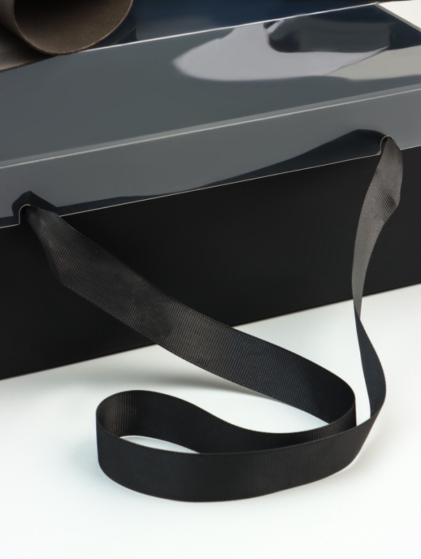 Коробка подарочная с бантом, ручками и прозрачной крышкой 35 х 21 х 15 см Черная Коробка подарочная с бантом, ручками и прозрачной крышкой 35 х 21 х 15 см Черная