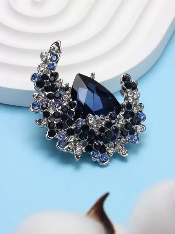 Брошь &laquo;Императрица&raquo; полумесяц, бело-синяя в серебре