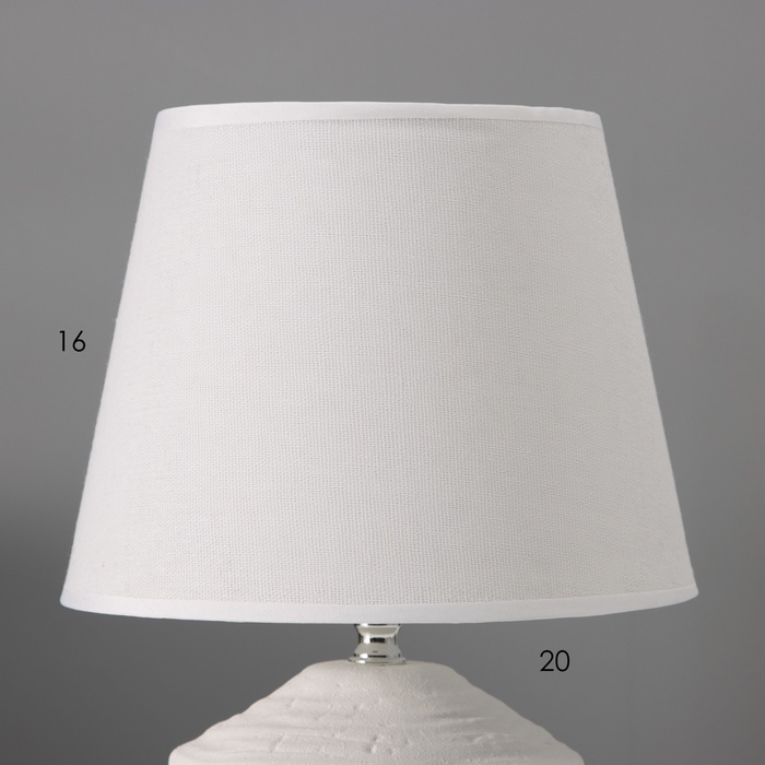 Настольная лампа с абажуром RISALUX «Небраска», 1×40 Вт, Е27, белый, 20×20×32 см Настольная лампа с абажуром RISALUX «Небраска», 1×40 Вт, Е27, белый, 20×20×32 см
