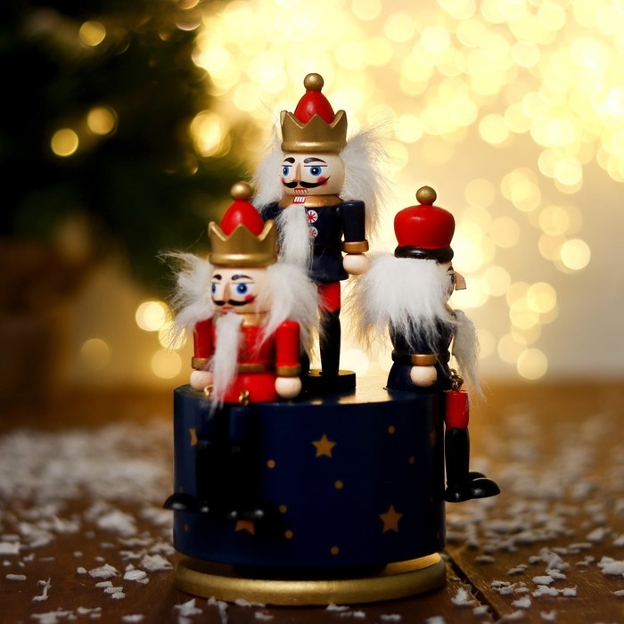 Новогодний сувенир «Карусель щелкунчики» 11 × 11 × 19 см, МИКС Новогодний сувенир «Карусель щелкунчики» 11 × 11 × 19 см, МИКС