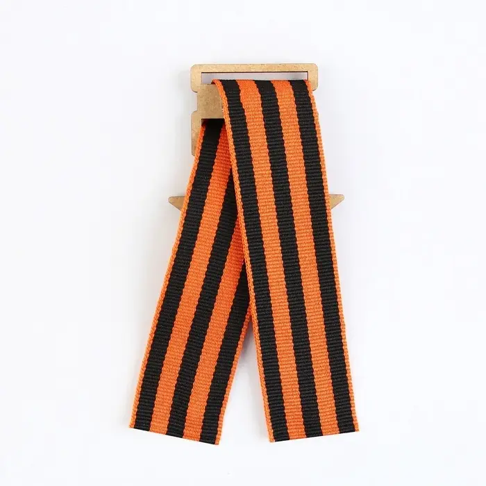 Значок с георгиевской лентой на День Победы «9 мая», дерево, 4,6 х 5,7 см Значок с георгиевской лентой на День Победы «9 мая», дерево, 4,6 х 5,7 см