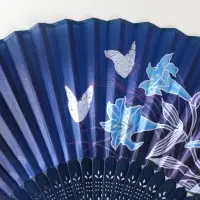 Веер дерево, текстиль h=21 см "Синии лилии и бабочки" синий, с кисточкой Веер дерево, текстиль h=21 см "Синии лилии и бабочки" синий, с кисточкой