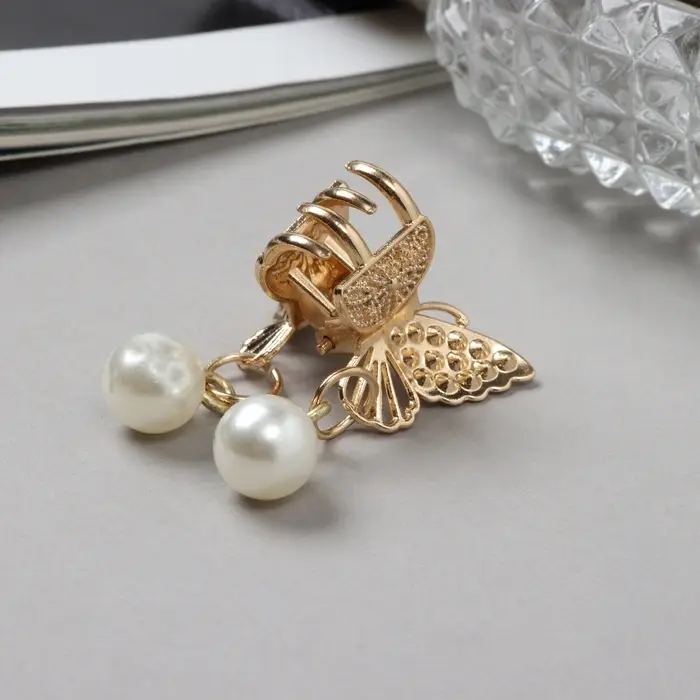 Крабик для волос &laquo;Милада&raquo;, белые бусинки, 2.5 см, золотистый