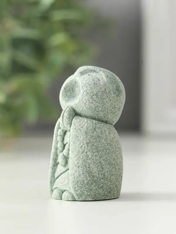 Фигурка песчаник &laquo;Буддийский монах с чётками - священные писания&raquo;, 3&times;3&times;5.5 см