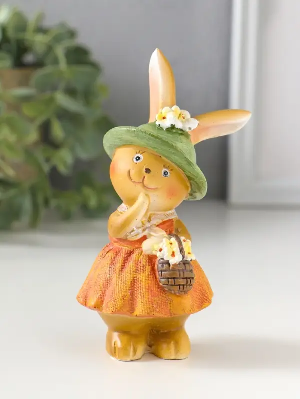 Сувенир полистоун "Зайка в рыжем сарафане и зелёной шляпке, с корзиной цветов" 4,5х4х10,5 см   10915