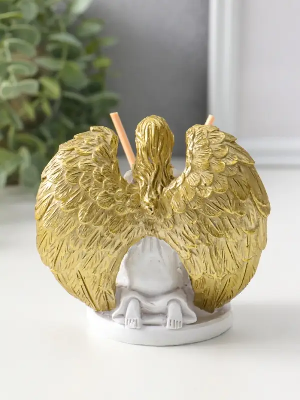 Аромадиффузор полистоун с палочками "Ангел со свечой" белый с золотом 7,5х12х11 см