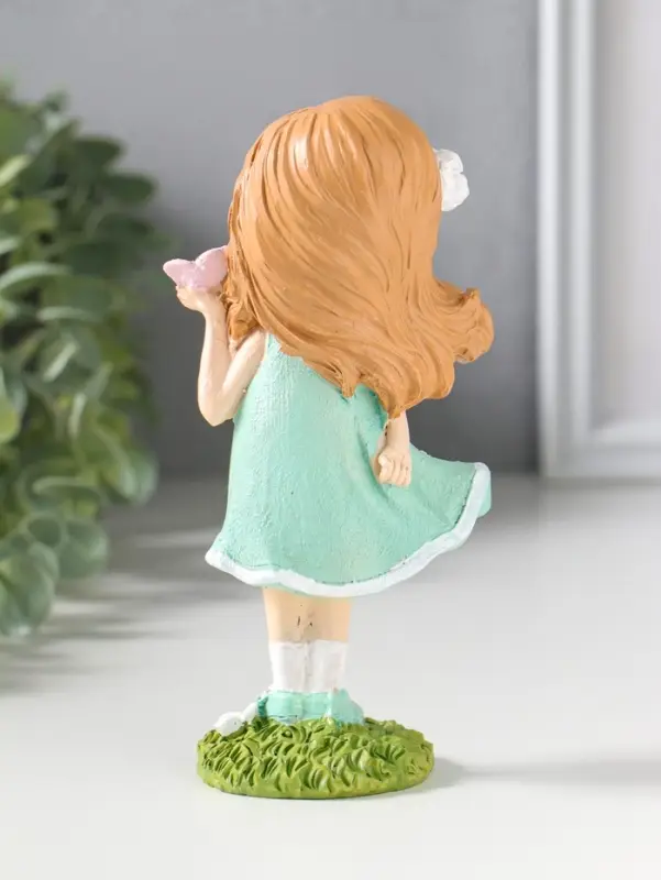 Сувенир полистоун "Малышка в зелёном платье с цветами, с бабочкой на ладоне" 7,5х5х15,5 см   1092989