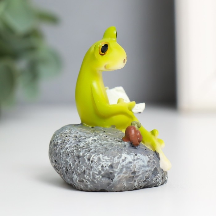 Сувенир полистоун Сувенир полистоун "Лягушонок на камне с улиткой - чтение" 5,2х5х5,7 см