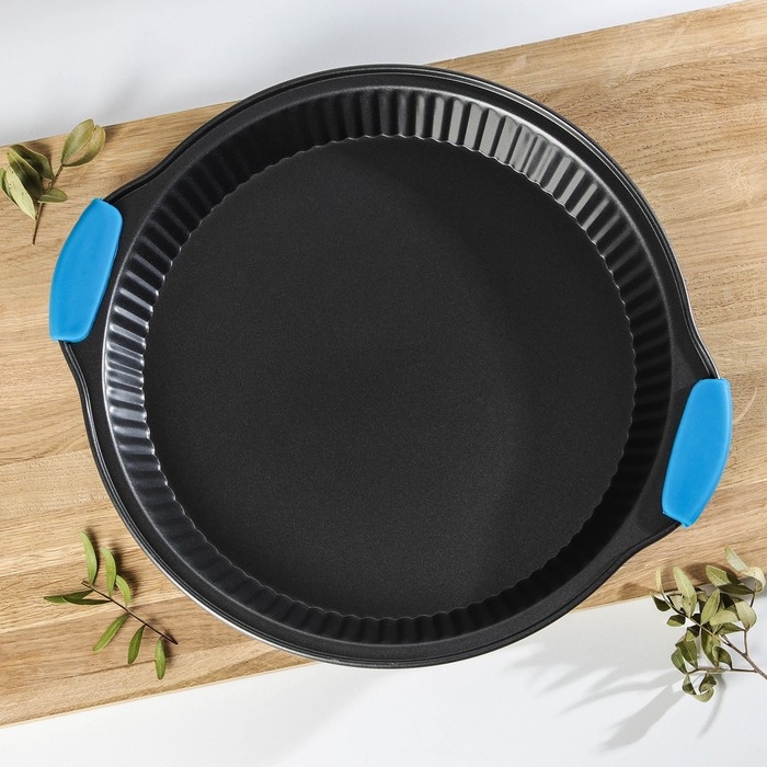 Форма для выпечки Доляна «Рифлёный круг. Забота», 30,5×4 см, с силиконовыми ручками, антипригарное покрытие, цвет чёрный Форма для выпечки Доляна «Рифлёный круг. Забота», 30,5×4 см, с силиконовыми ручками, антипригарное покрытие, цвет чёрный