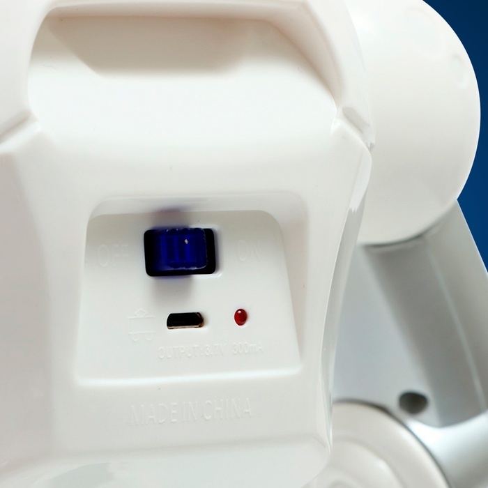 Робот «Карл», на радиоуправлении, интерактивный, световые, звуковые эффекты, работает от аккумулятора Робот «Карл», на радиоуправлении, интерактивный, световые, звуковые эффекты, работает от аккумулятора