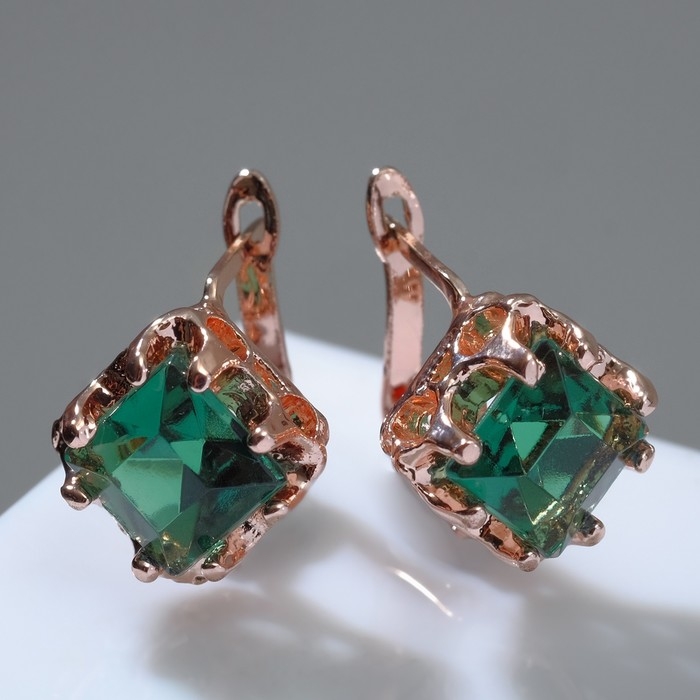 Серьги со стразами «Эдель» ромб, цвет зелёный в розовом золоте Серьги со стразами «Эдель» ромб, цвет зелёный в розовом золоте