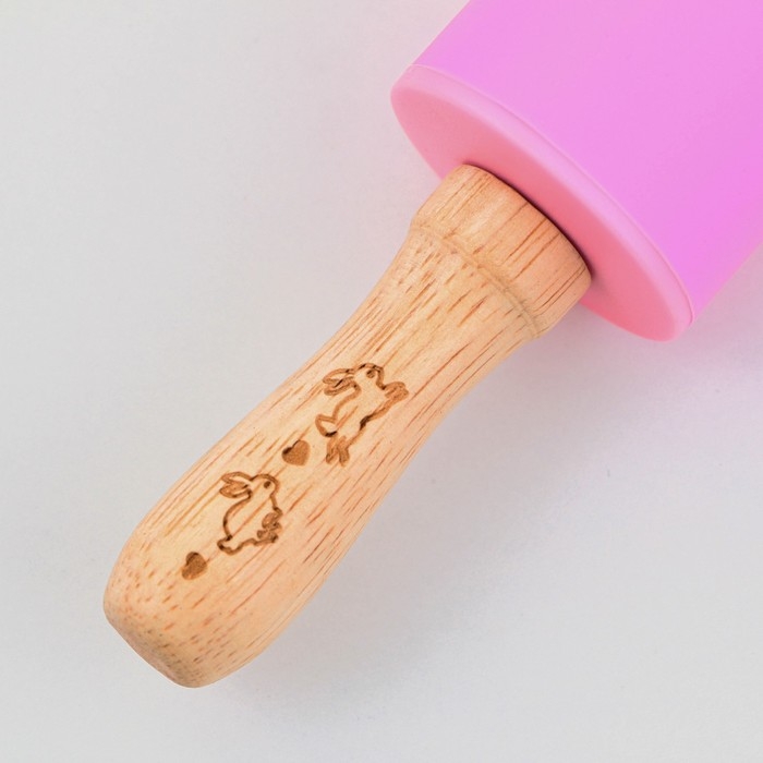 Скалка «Зайки», 31 х 4 см, силикон, дерево, цвет розовый Скалка «Зайки», 31 х 4 см, силикон, дерево, цвет розовый