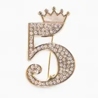 Брошь &laquo;Пятёрка с короной&raquo;, белая в золоте
