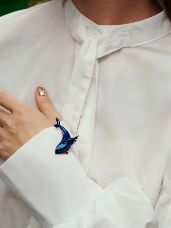 Брошь &laquo;Кит&raquo;, синяя в золоте