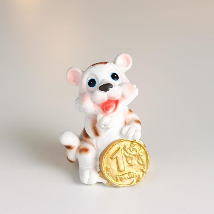 Сувенир полистоун "Тигрёнок с золотым рублём/подковой" МИКС 6,8х4,7х5,5 см