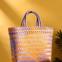 Сумка плетёная пластиковая 20х10х30 см, цв. сиренево-жёлтый Сумка плетёная пластиковая 20х10х30 см, цв. сиренево-жёлтый