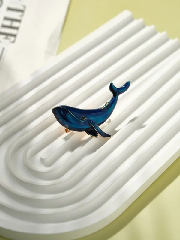 Брошь &laquo;Кит&raquo;, синяя в золоте