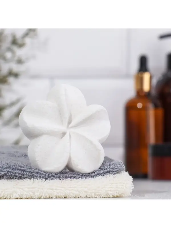 Бомбочка для ванны Бомбочка для ванны "Лилия" с ароматом ванили, белая