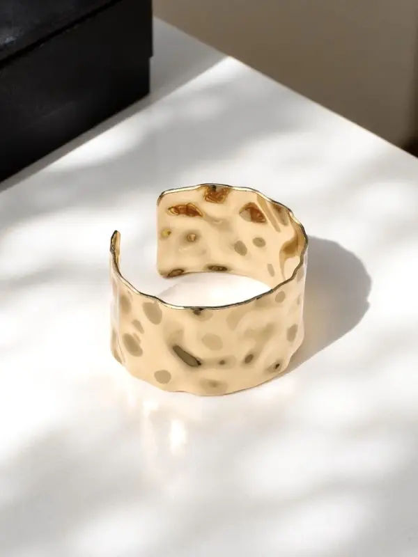 Браслет манжета &laquo;Мятый&raquo;, цвет золото