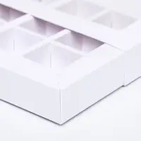 Коробка с обечайкой с окном под 12 конфет и плитку шоколада 23.7×19.9×3.1 см