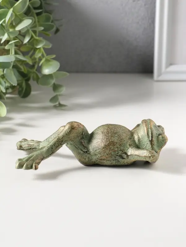 Фигурка чугун &laquo;Лягуха на отдыхе&raquo;, зелёная патина, 14.5&times;8,,8&times;4 см