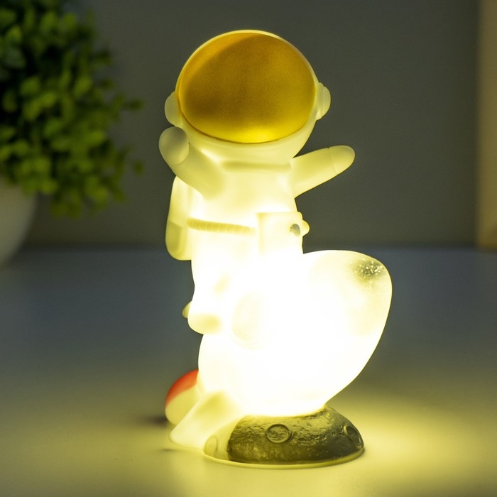 Ночник Ночник "Полёт астронавта" LED от батареек 3хLR1130 13х7х15,5 см RISALUX