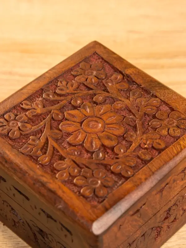 Шкатулка резная 10х10х6 см, дерево шишам Шкатулка резная 10х10х6 см, дерево шишам