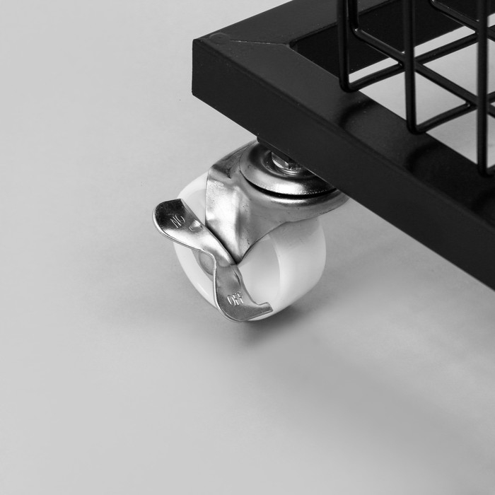 Стойка торговая универсальная, 3 корзины, на колесах, 35×35×76 см, цвет чёрный Стойка торговая универсальная, 3 корзины, на колесах, 35×35×76 см, цвет чёрный