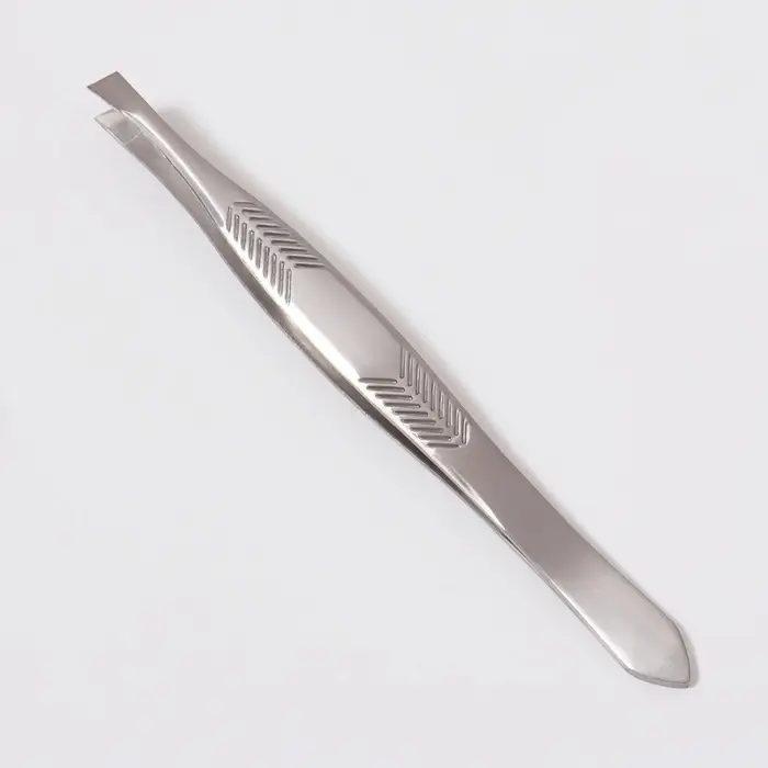 Пинцет для коррекции бровей, скошенный, узкий, 9 см Пинцет для коррекции бровей, скошенный, узкий, 9 см