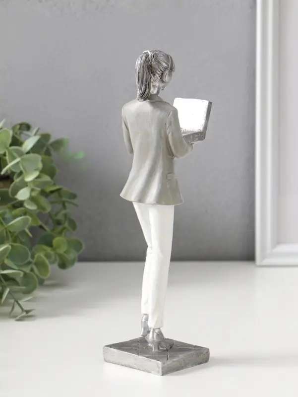 Сувенир полистоун "Девушка в бело-сером костюме с компьютером в наушниках" 24 см