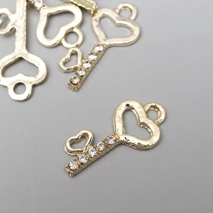 Металлический элемент, декоративная подвеска «Арт Узор. Ключик с сердечками», золото, стразы, 2.5×1.2 см
