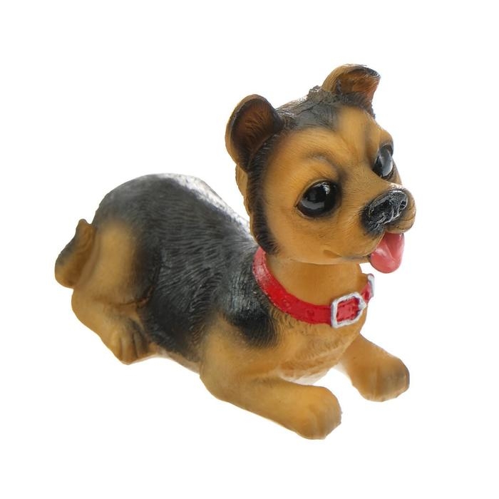 Собака на панель авто, качающая головой, спаниель Собака на панель авто, качающая головой, спаниель