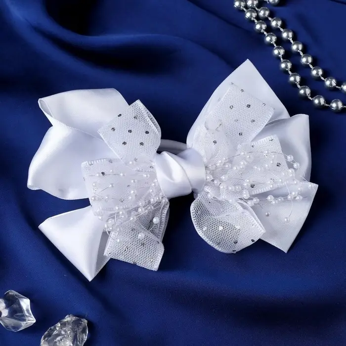 Бант для волос на резинке &laquo;Школьница&raquo;, маленькие бусинки и блёстки, 12 см, белый