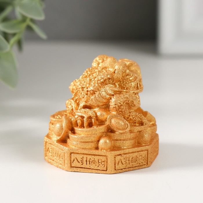 Нэцкэ полистоун под золото  Нэцкэ полистоун под золото "Жаба на монетках и пьедестале с символами" 4,2х4,4х4,1 см