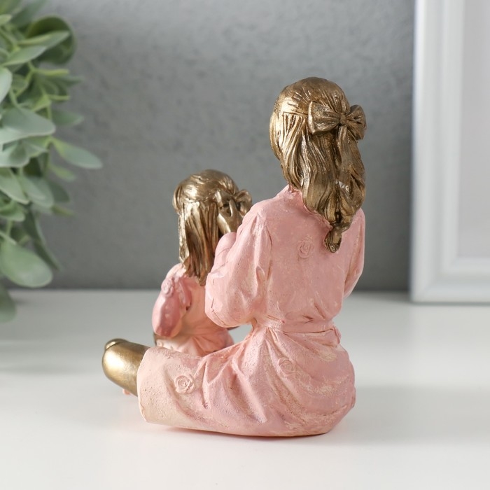 Сувенир полистоун  Сувенир полистоун "Мама заплетает дочь" бронза, розовый 10,5х9х11,5 см