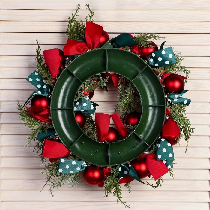 Венок новогодний d- 30 см  Венок новогодний d- 30 см "Уютная сказка" алые шары и ленты в горох
